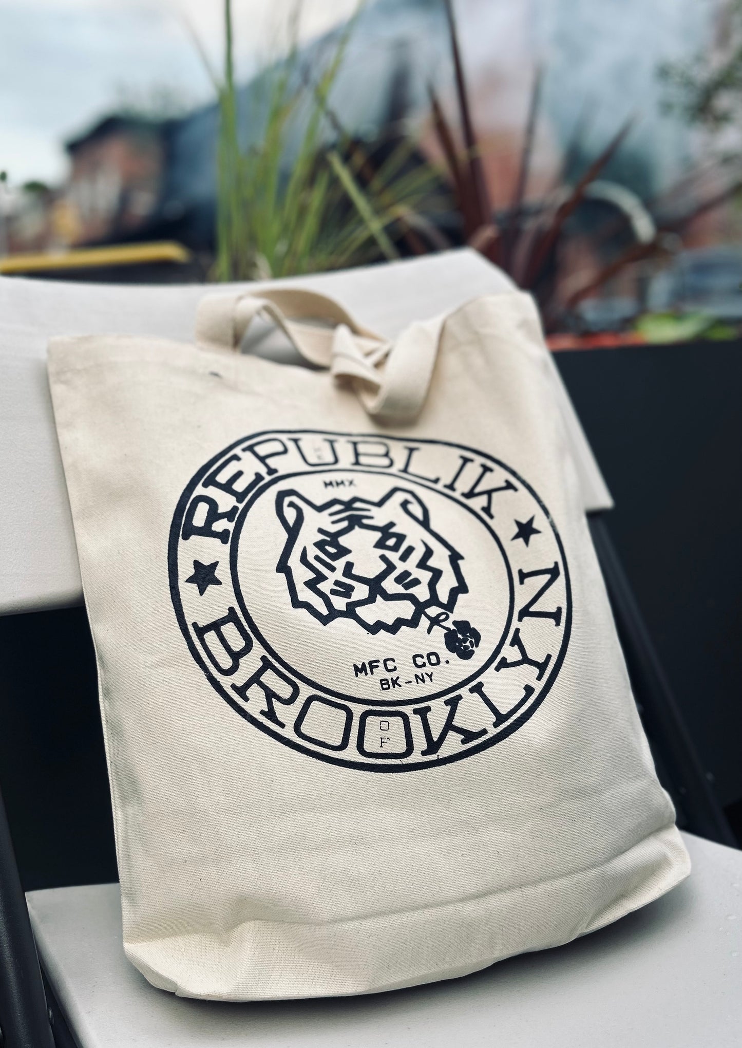ROB- Crest Logo Tote Bag